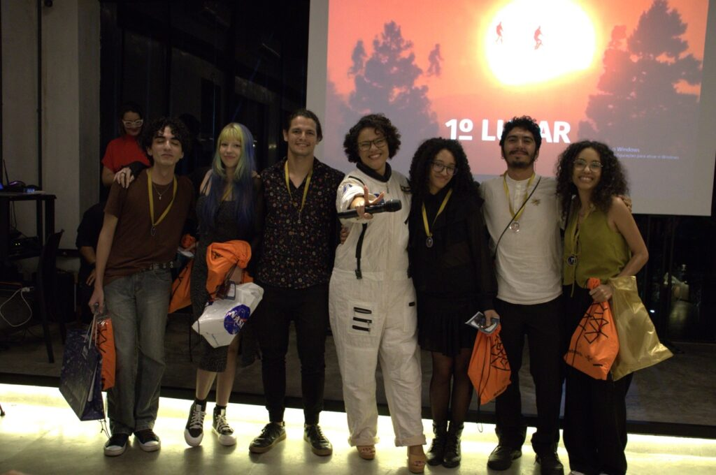 Primeiro lugar no NASA Space Apps Challenge João Pessoa 2025: a equipe Solar Punks brilhou com o livro digital interativo “Oi, eu sou o Sol”, trazendo ciência e poesia para crianças de 7 a 10 anos.