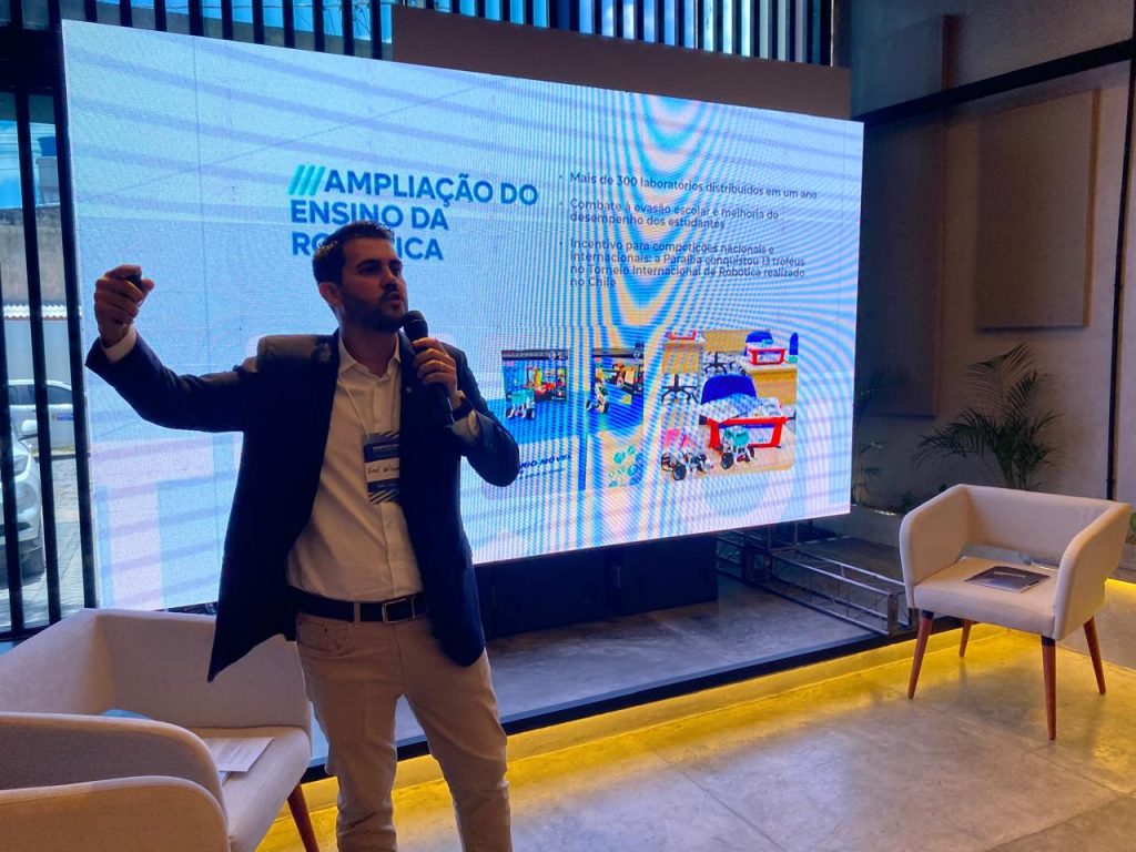 O secretário de Educação da Paraíba, Wilson Filho, durante palestra no evento Prefeitura Inteligente, destacou as iniciativas que estão transformando a educação pública do estado por meio da tecnologia e da inovação.