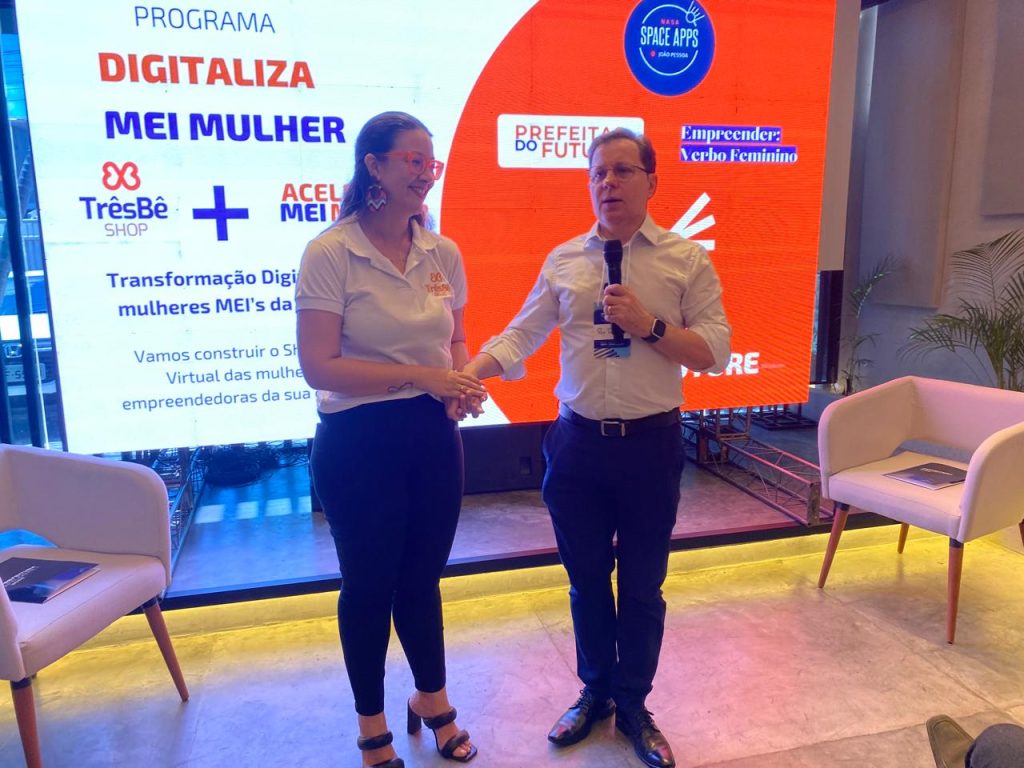 Thayane Belchior, líder de Comunidade do Ilha Tech e CEO da TrêsBê Delas, compartilhou experiências sobre o protagonismo feminino e o impacto da inclusão e do empreendedorismo nas comunidades durante o Prefeitura Inteligente.